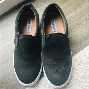 Stev Madden camo slip ons size 8